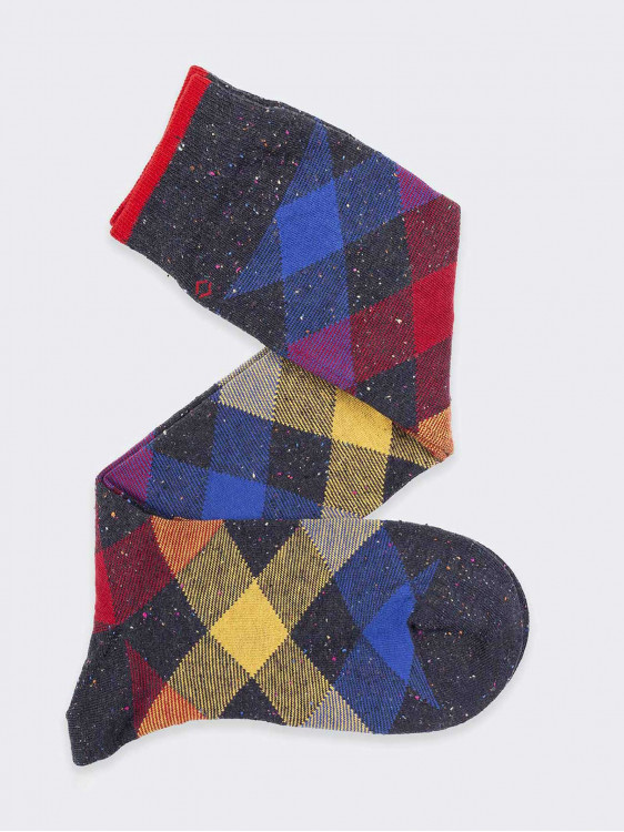 Lange Socken mehrfarbig mit Rautenmuster geknöpftes Garn