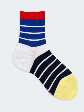 Kurze Socken für Jungen mit mehrfarbigen Streifen