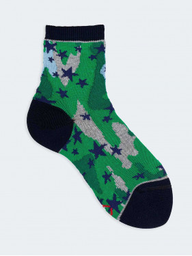 Kurze Socken für Jungen mit militärischem Muster und Sternen