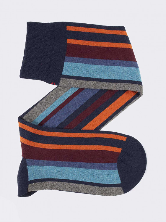 Lange Socken mit vertikalen Streifen
