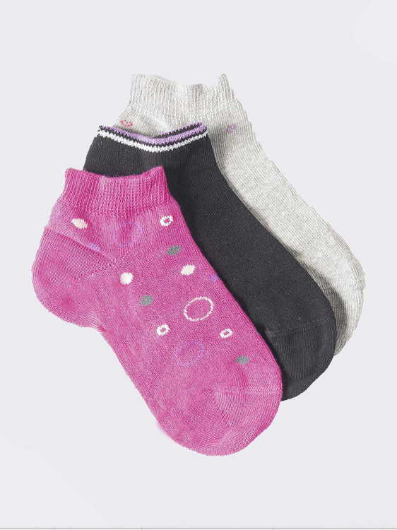 Drei kurze Socken für Mädchen mit minimalem Kreismuster