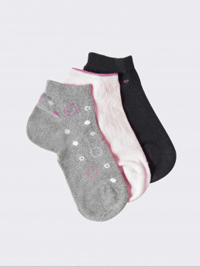 Drei kurze Socken für Mädchen mit minimalem Kreismuster