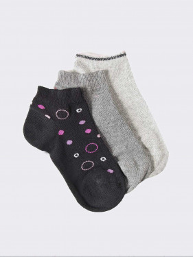 Drei kurze Socken für Mädchen mit minimalem Kreismuster