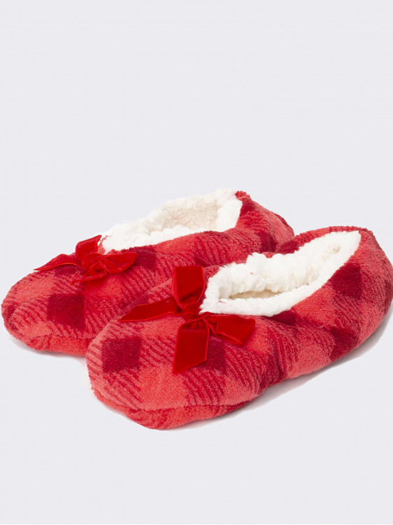 Women’s slipper with red gift box