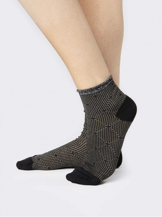 Women's geometrically patterned calf socks in fresh cotton