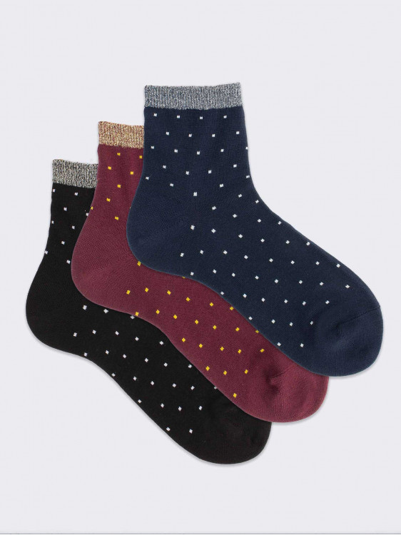 Drei kurze Socken für Frauen mit quadratischem Muster aus warmer Baumwolle