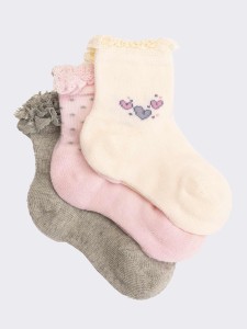 Drei kurze Baby-Socken mit Herzchen-Muster und gearbeitetem Bündchen aus warmer Baumwolle