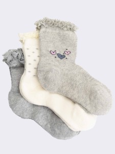 Drei kurze Baby-Socken mit Herzchen-Muster und gearbeitetem Bündchen aus warmer Baumwolle