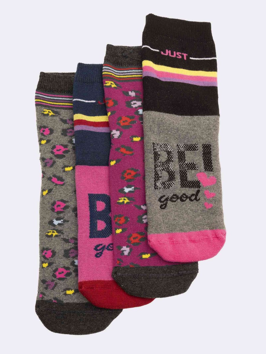 Vier Paar gemusterte, rutschfeste Socken für Mädchen