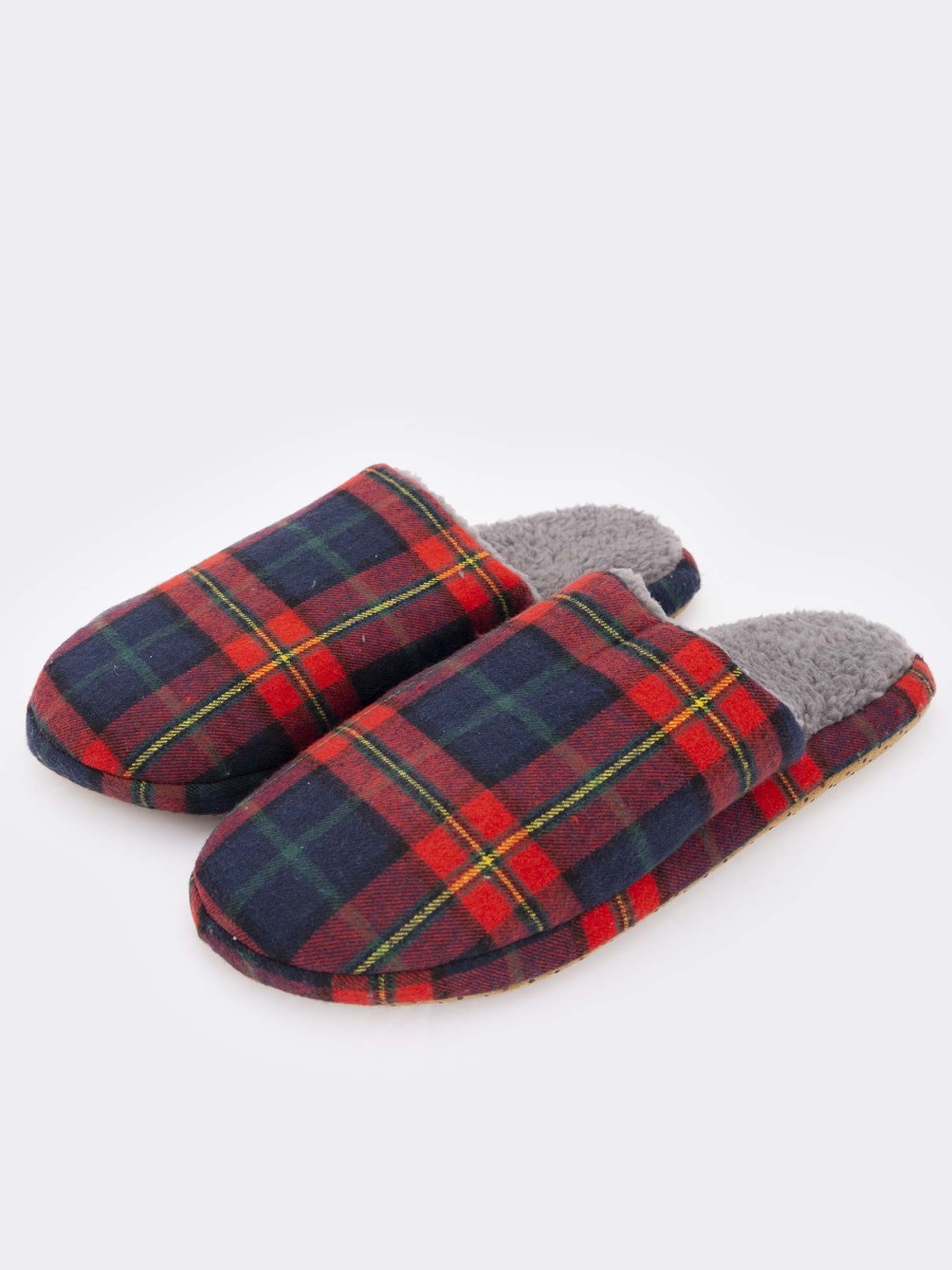 Men's checked patterned slippers with soft interior