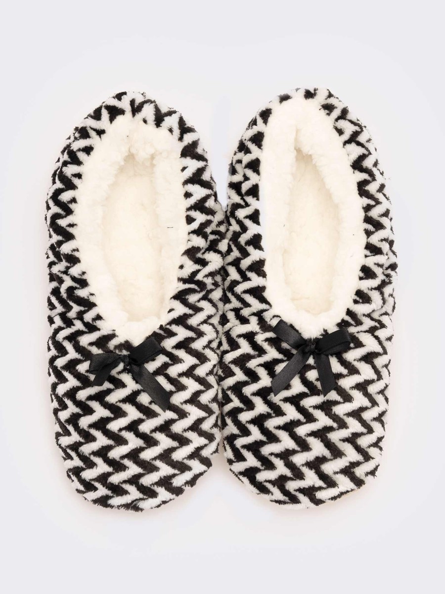 Patterned women's slippers with soft interior