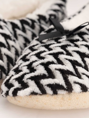 Patterned women's slippers with soft interior