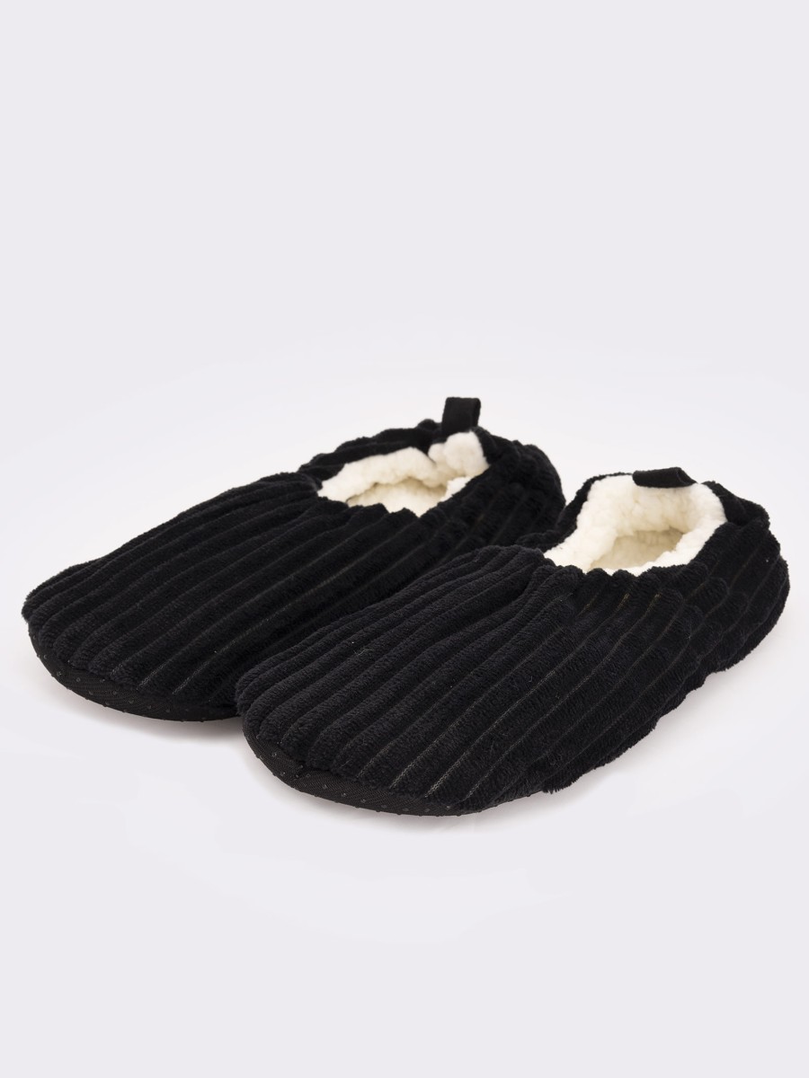 Men's slippers with non-slip sole and soft interior