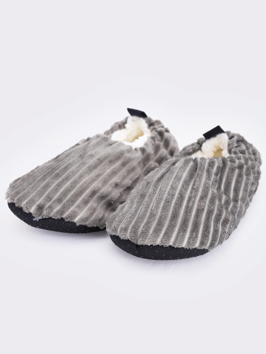 Men's slippers with non-slip sole and soft interior