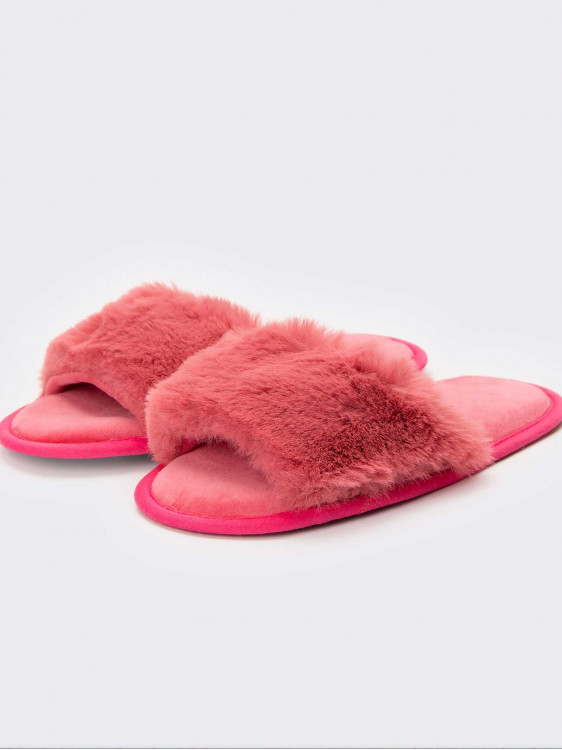Home Woman's slippers in soft peluche